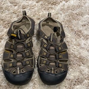 Mens size 11 Keens sandals